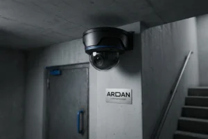 מצלמת כיפה משוריינת (Anti-vandal) מותקנת בפינת תקרה בחדר מדרגות עם תאורה עמומה.